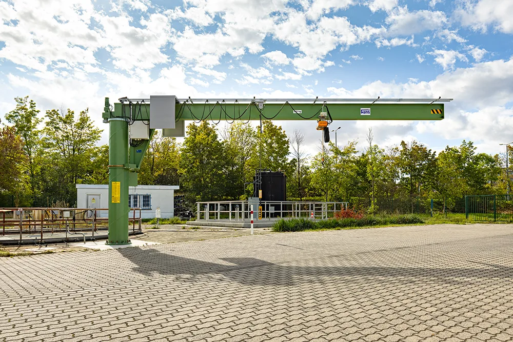 Säulenschwenkkran auf einem Betriebsgelände